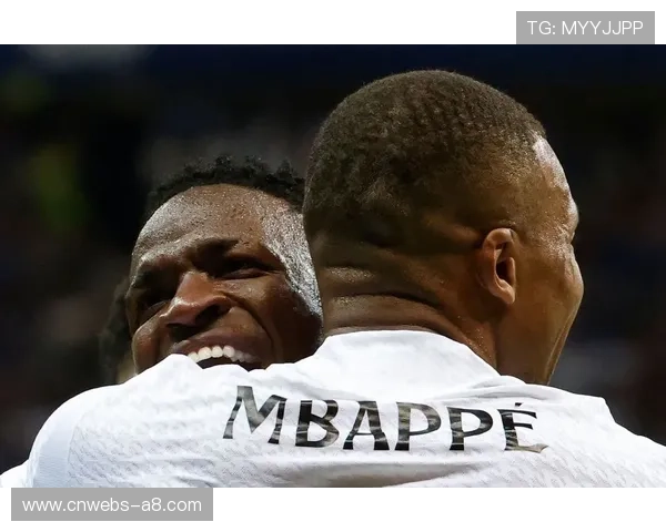 维尼修斯连环变向穿裆过人造点，展现个人技术巅峰